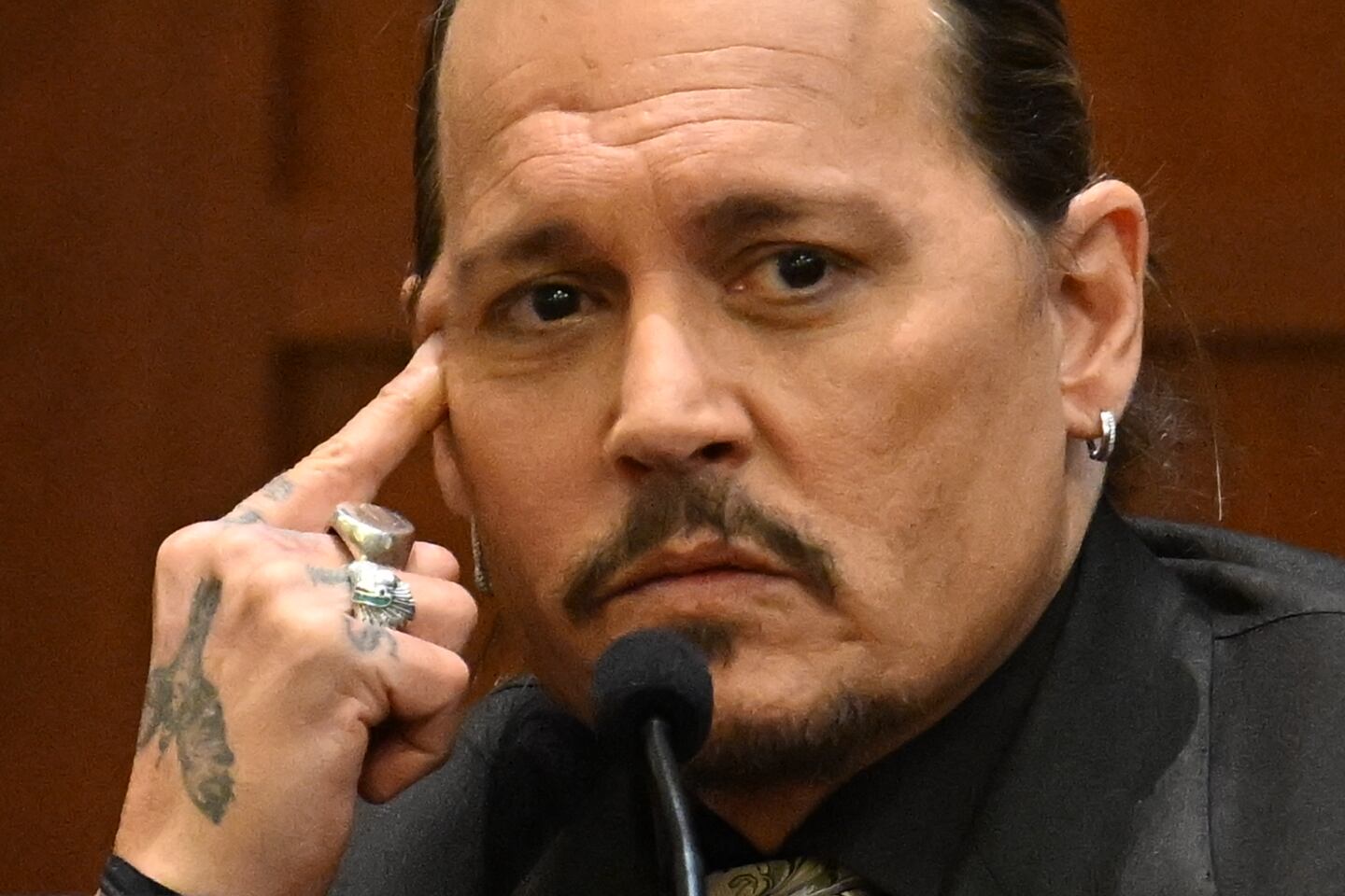 Depp está demandando a su ex esposa Amber Heard por difamación después de que ella escribiera un artículo de opinión en The Washington Post en 2018 refiriéndose a sí misma como una "figura pública que representa el abuso doméstico". (Foto de JIM WATSON / POOL / AFP)