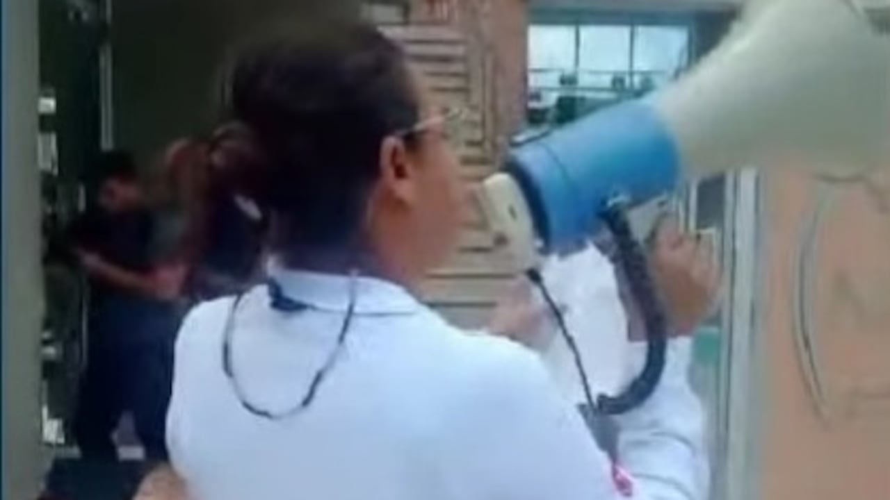 Una de las empleadas de la empresa llama en una lista a los deudores