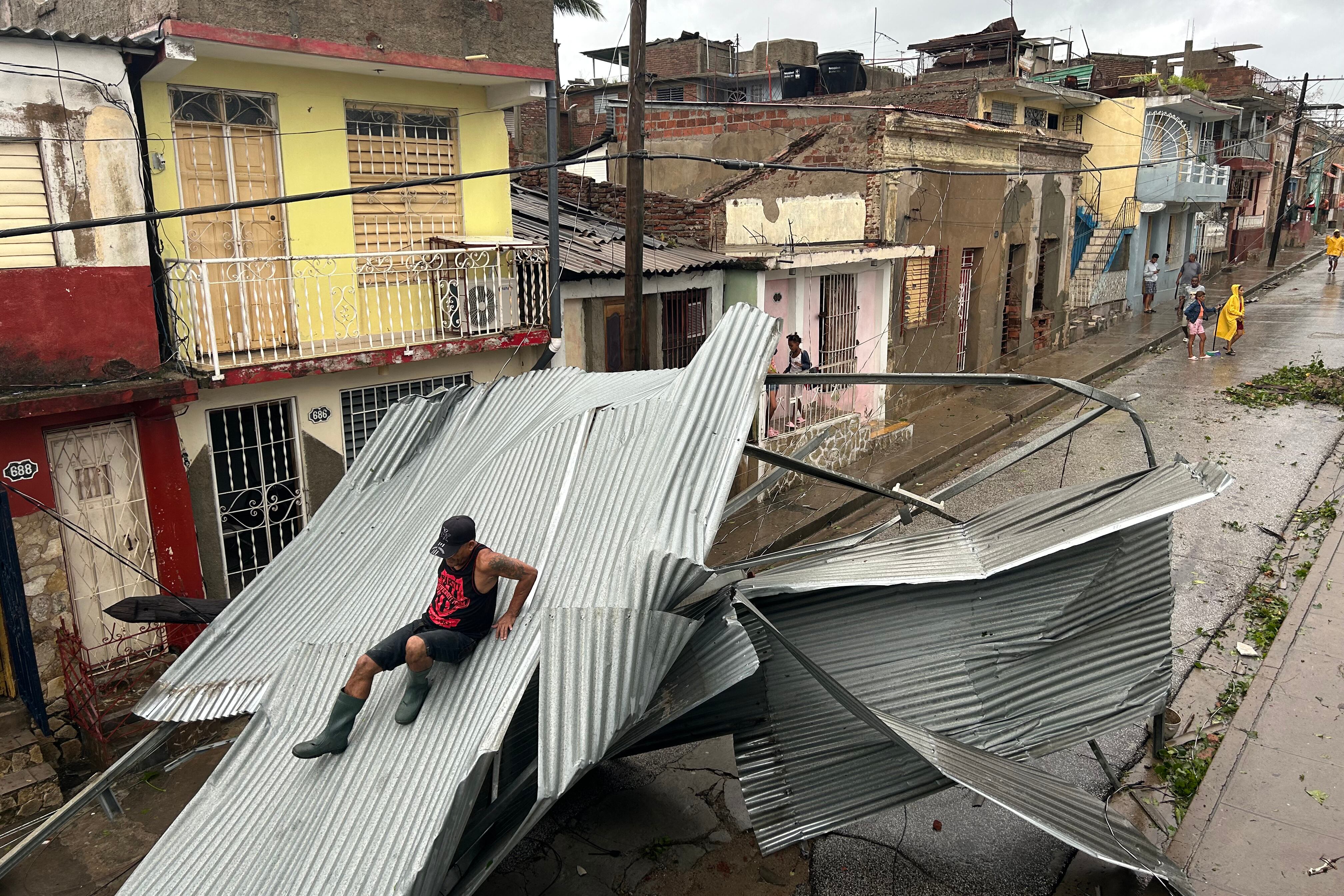 Inundaciones, techos derribados, viviendas con daños de infraestructura y caída de postes eléctricos en Santiago de Cuba, donde el ciclón tocó tierra con vientos sostenidos de 195 km/h.