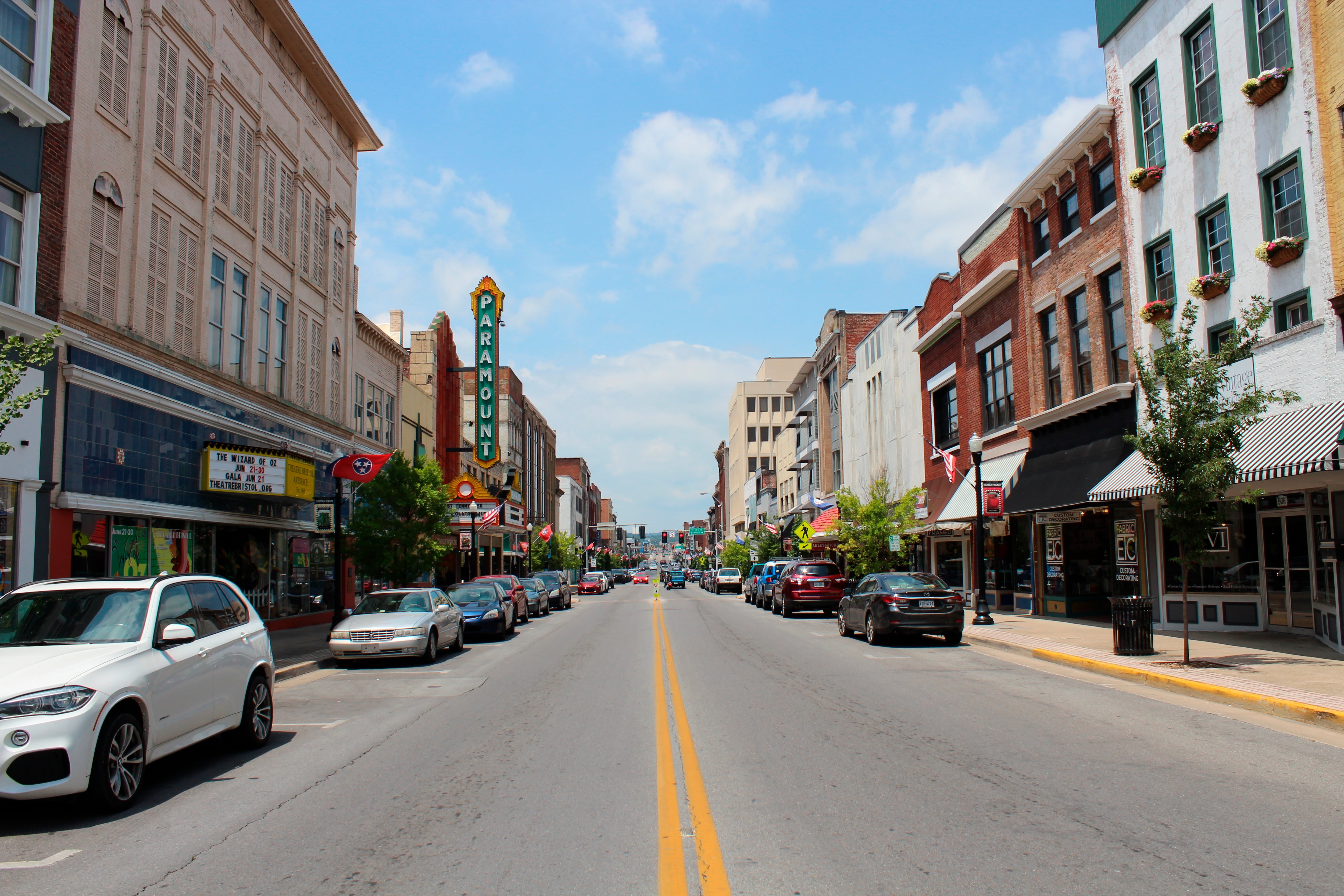 Vista de State Street, ciudades de Bristol, Tennessee a la izquierda y Bristol, Virginia.