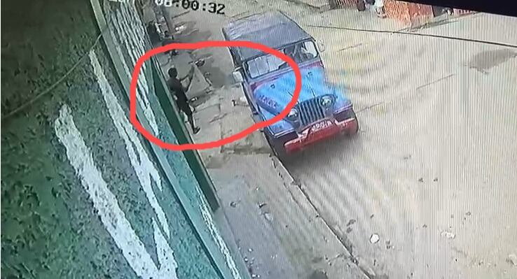 Momentos después del brutal ataque con un palo a un perro.