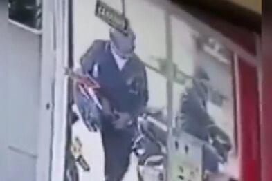 El delincuente llegó con a bordo de una moto e ingresó al sitio fingiendo portar arma de fuego