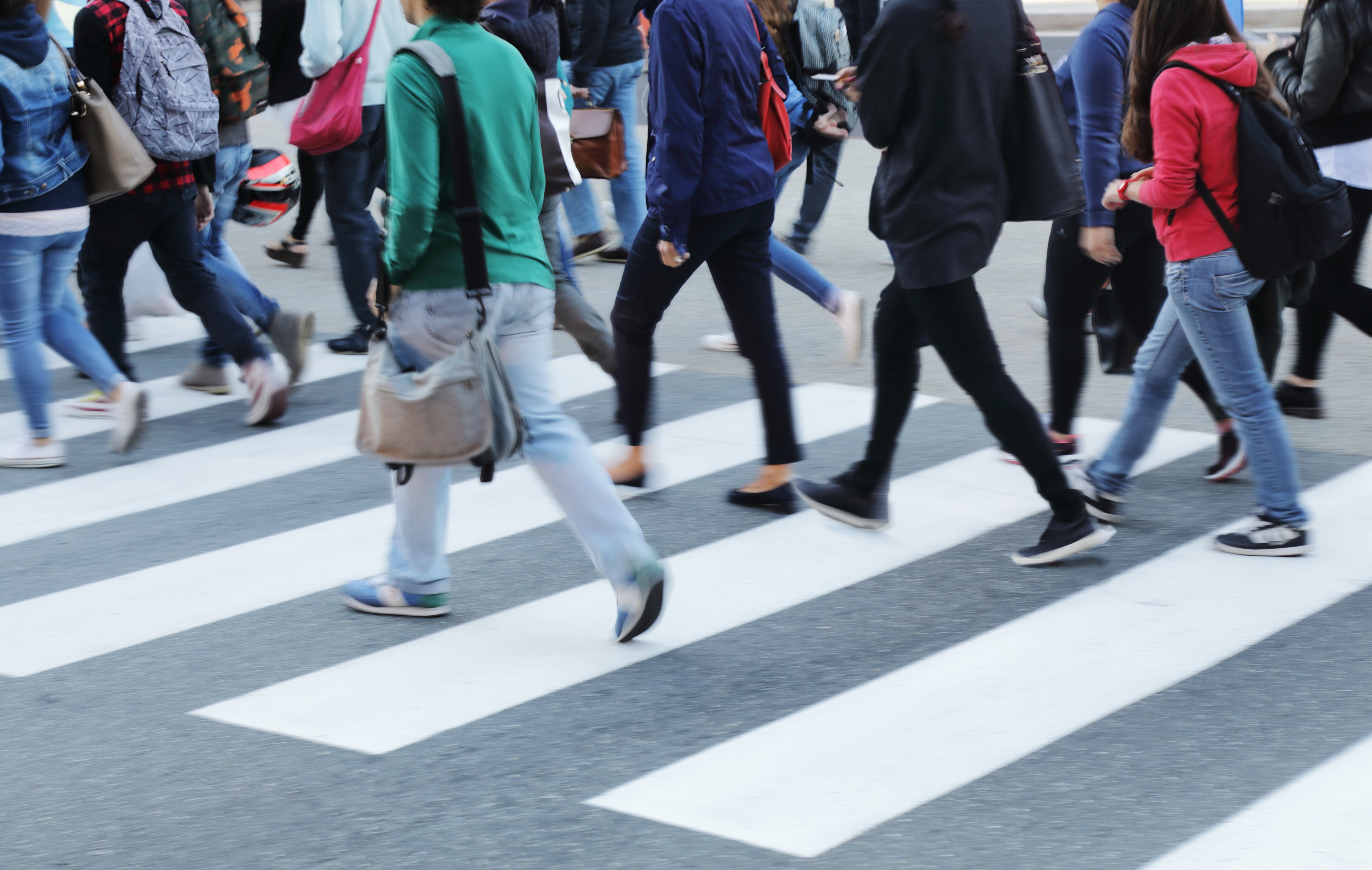 Personas caminando por la vía marcada