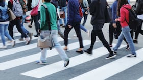 Personas caminando por la vía marcada