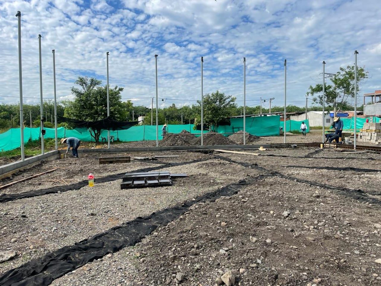 Los trabajadores desarrollaban sus labores de mantenimiento en la cancha de fútbol.