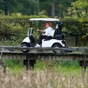 El expresidente Donald Trump recorre su campo de golf en el Trump National Golf Club en Sterling, Virginia, el lunes 12 de septiembre de 2022. (AP Photo/Alex Brandon).