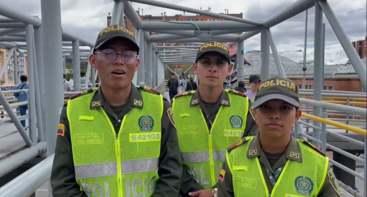 Auxiliares de Policía que rescataron a una adolescente en Bogotá.