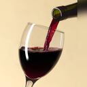 Una copa de vino tinto ayuda a conciliar el sueño en las noches para tener un buen descanso. Foto: GettyImages.