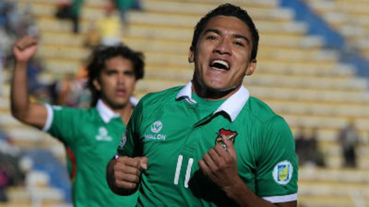 El jugador de Bolivia, Alcides Peña, celebra su anotación ante Paraguay durante juego por las Eliminatorias al Mundial Brasil 2014, en La Paz.