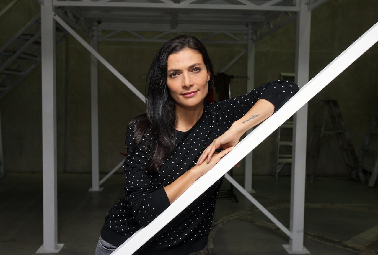 Ana María Orozco —reconocida por su personaje de Betty en la telenovela Yo soy Betty, la fea— posa con el libretista y creador de la famosa telenovela, Fernando Gaitán, el viernes 24 de marzo de 2017 en Bogotá. Foto: Carlos Julio Martínez / SEMANA