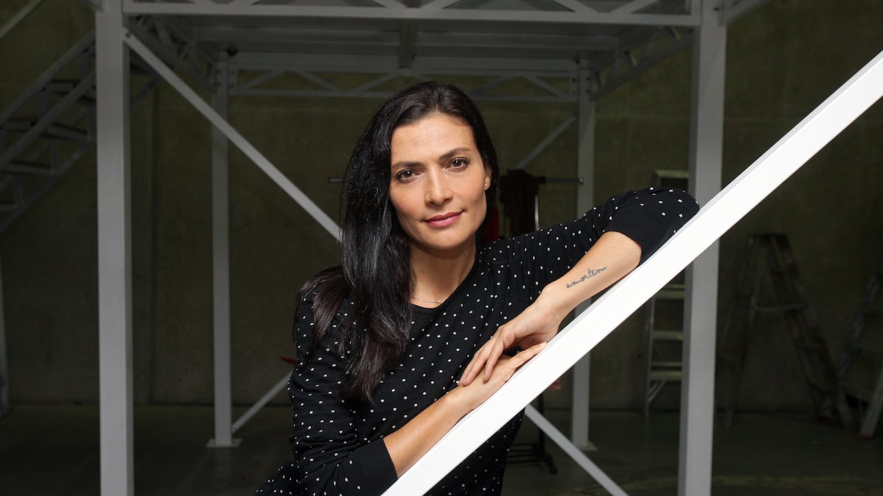 Ana María Orozco —reconocida por su personaje de Betty en la telenovela Yo soy Betty, la fea— posa con el libretista y creador de la famosa telenovela, Fernando Gaitán, el viernes 24 de marzo de 2017 en Bogotá. Foto: Carlos Julio Martínez / SEMANA