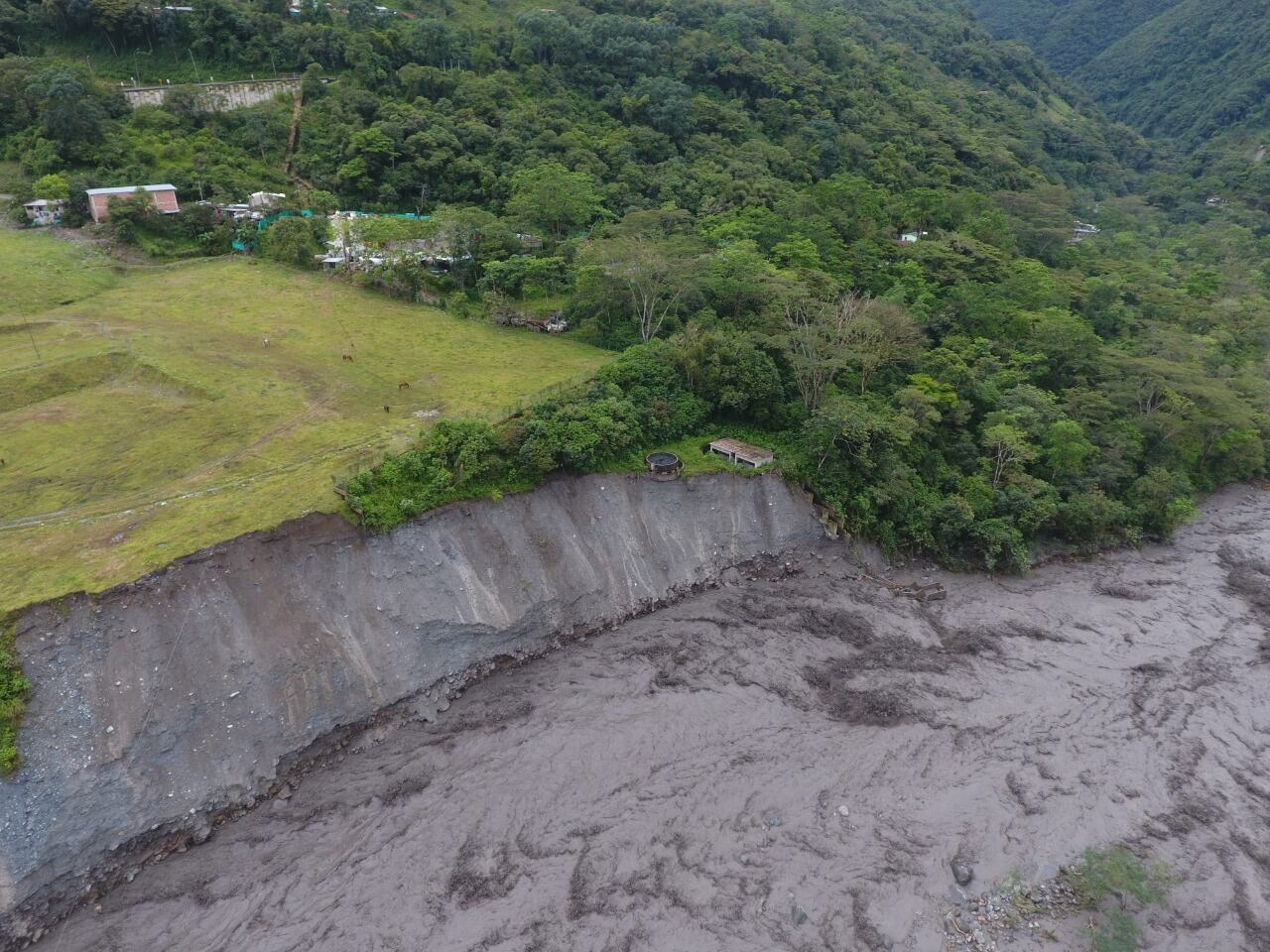 Video: el impresionante momento en el que un deslizamiento de tierra arrasó con varias viviendas en Guayabetal, en vía al Llano
