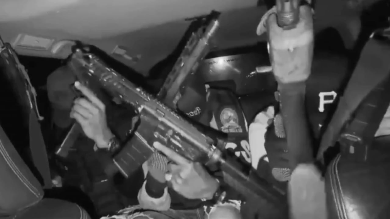 Varios hombres armados aparecen en el video.