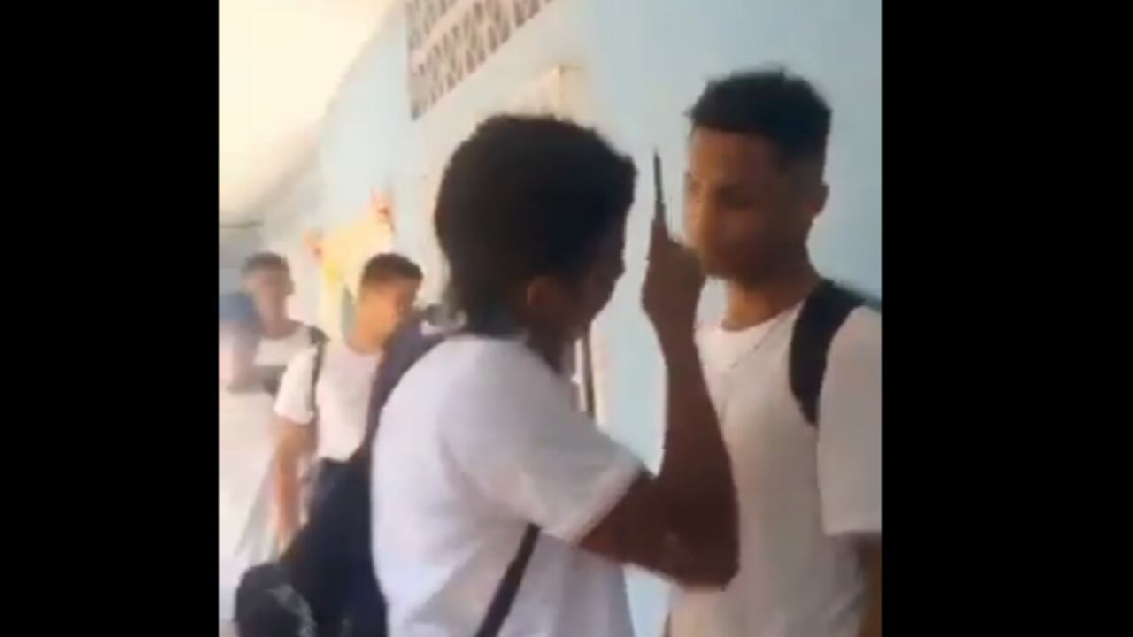 Video | Impactante momento en que estudiante le corta la cara con un bisturí a otro que, al parecer, le hacía ‘bullying’