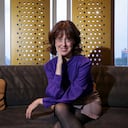 Irene Vallejo fue la invitada a dar el discurso inaugural de esta edición de la Filbo, una decisión acertada, y que generó que más lectores se encontraran con uno de los considerados libros más bellos de los últimos años, ‘El infinito en un junco’, un exquisito ensayo sobre la invención de los libros en el mundo antiguo, publicado por primera vez hace cinco años, pero que no deja de cautivar, día a día, más lectores.