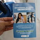 La Policía Nacional distribuye volantes en distintos sectores de Cali para incentivar el suministro de información que permita esclarecer el caso de María Camila Potosí.