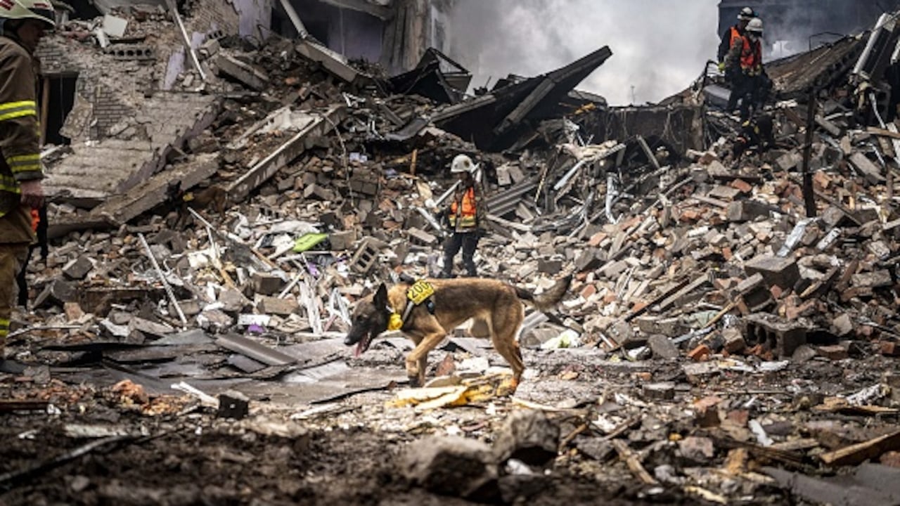 Imágenes tras uno de los recientes bombardeos masivos en Ucrania. Los misiles causaron graves daños en la ciudad de Zaporizhzhia.