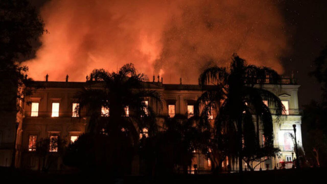 Un voraz incendio arrasa con el Museo Nacional de Rio de Janeiro, uno de los más antiguos de Brasil, el 2 de septiembre de 2018. Foto: AFP/Carl de Souza.