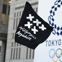 Los manifestantes izan una pancarta contra los Juegos Olímpicos contra la inauguración en julio de los Juegos Olímpicos de Tokio 2020 cerca del edificio del Gobierno Metropolitano de Tokio durante una manifestación el miércoles 23 de junio de 2021 en Tokio. Foto: AP / Eugene Hoshiko.