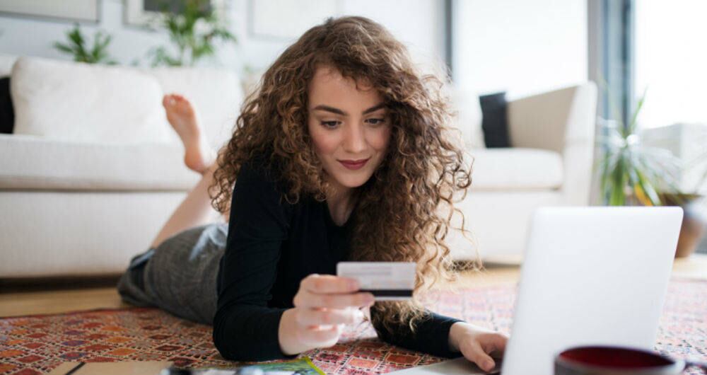 Compras a crédito, tarjeta de crédito, consumo (GETTY)