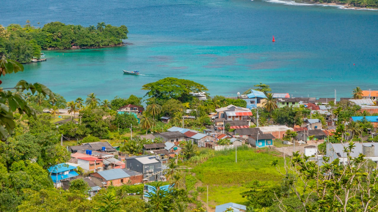 Sapzurro es un corregimiento colombiano del municipio de Acandí, en el departamento del Chocó, en la frontera con Panamá.