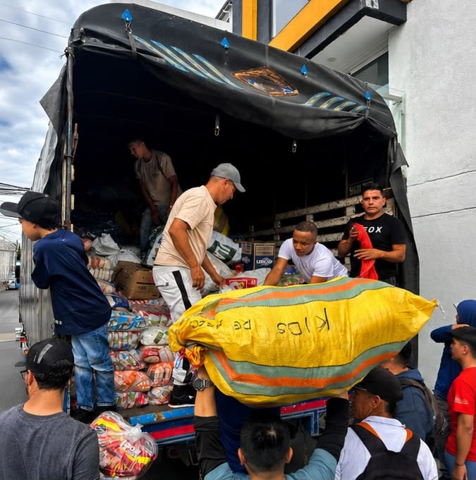 Los "Ángeles Tropicana" y el equipo de Prisa Media trabajaron intensamente en la clasificación y embalaje de alimentos no perecederos, ropa y colchonetas donados generosamente por los oyentes de la capital caucana.