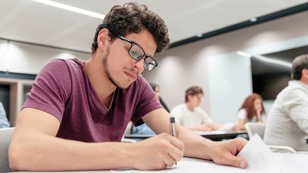 Las brechas en el acceso a educación y las carencias en habilidades de lectura son los principales problemas que afectan el desempeño de los estudiantes colombianos.