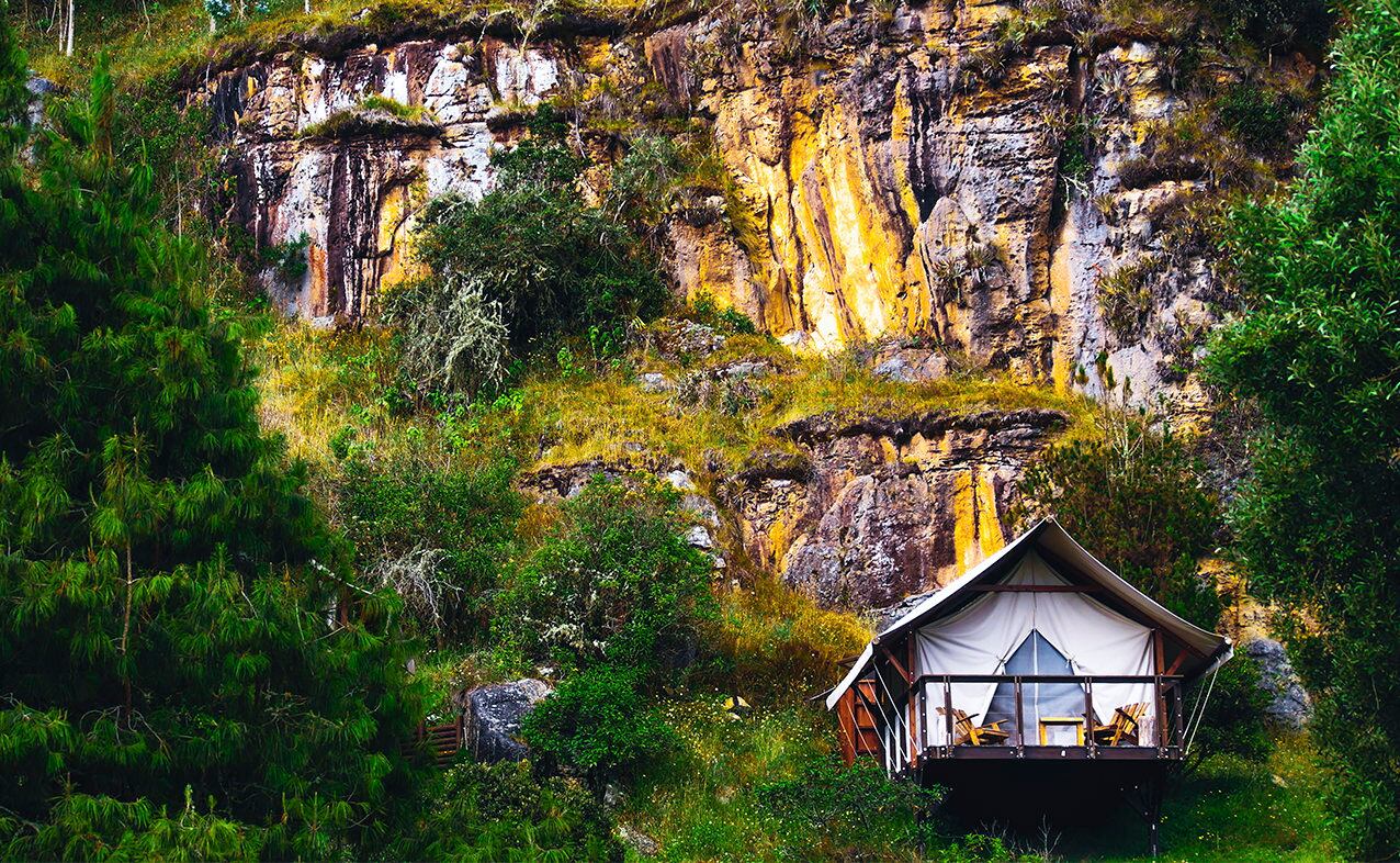 Las montañas de Suesca, ubicadas a hora y media de Bogotá, son un paraíso para los escaladores de rocas. La altura promedio de estas formaciones es de entre 20 y 130 metros, y miden 2 kilómetros de largo. En este destino, también es posible realizar senderismo de baja dificultad con grupos familiares. Foto: Cortesía Awake Travel.