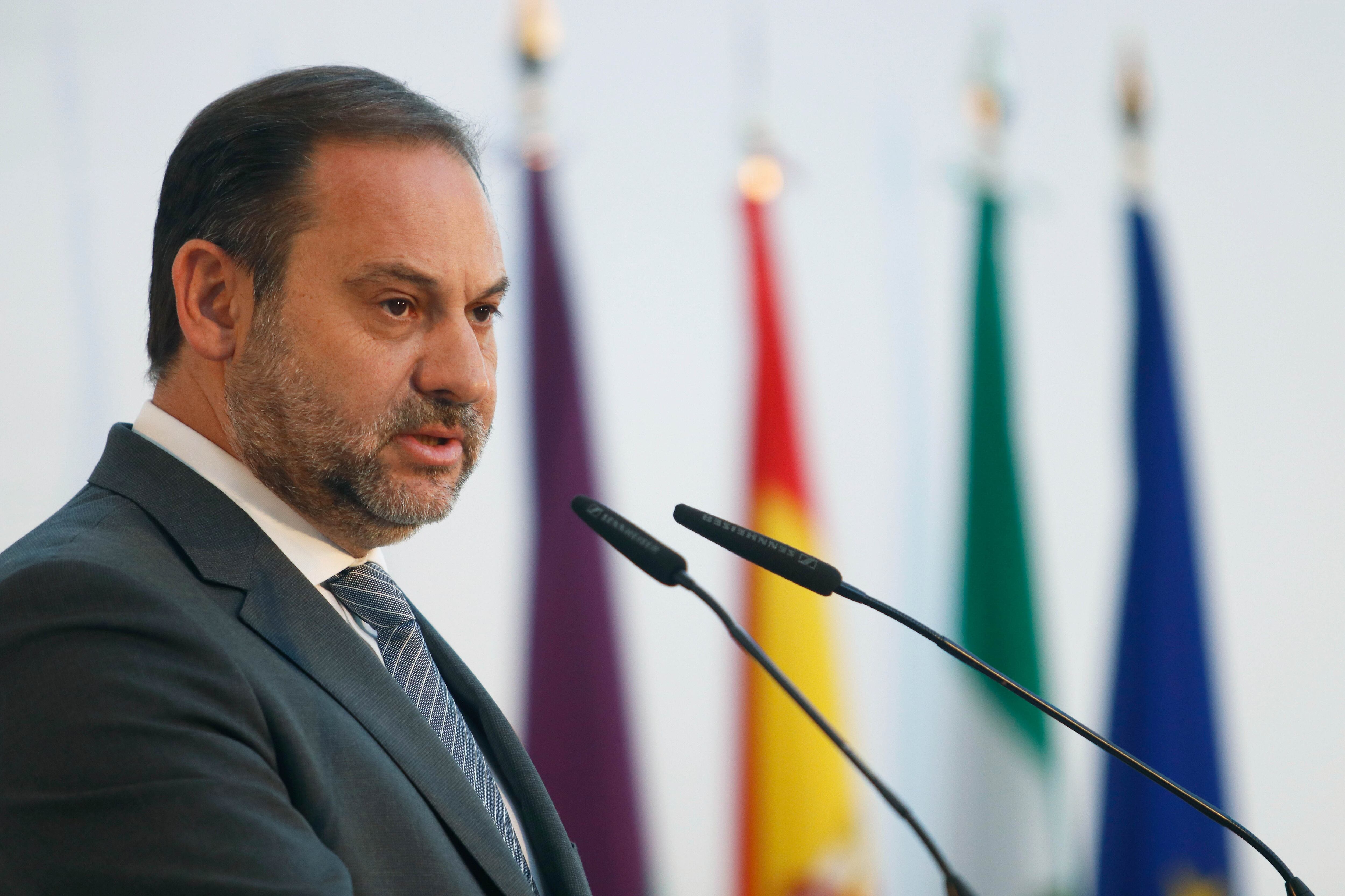 El  entonces ministro de Fomento en funciones, José Luis Ábalos, realiza un discurso