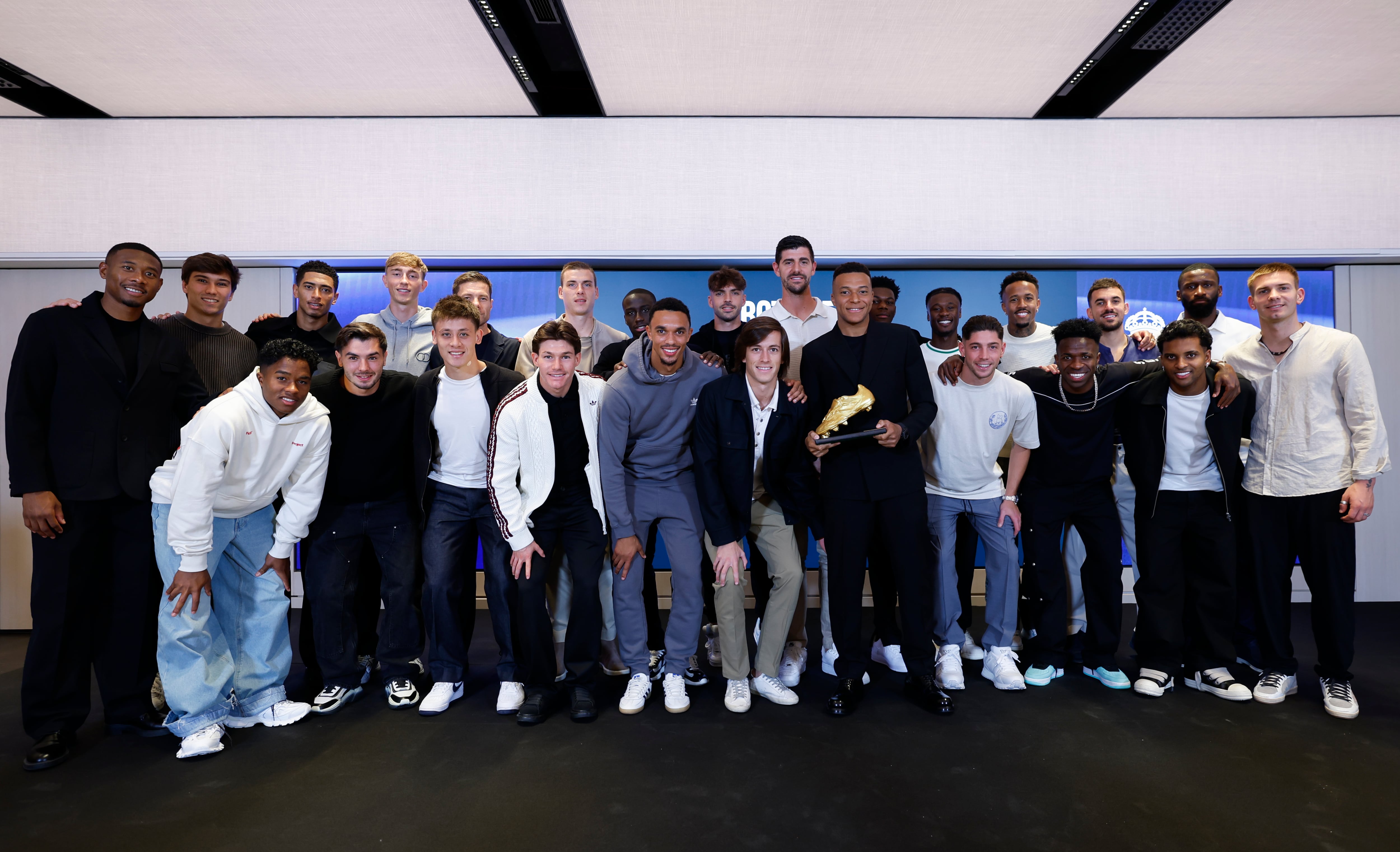 Plantilla del Real Madrid en la entrega de la Bota de Oro a Mbappé.