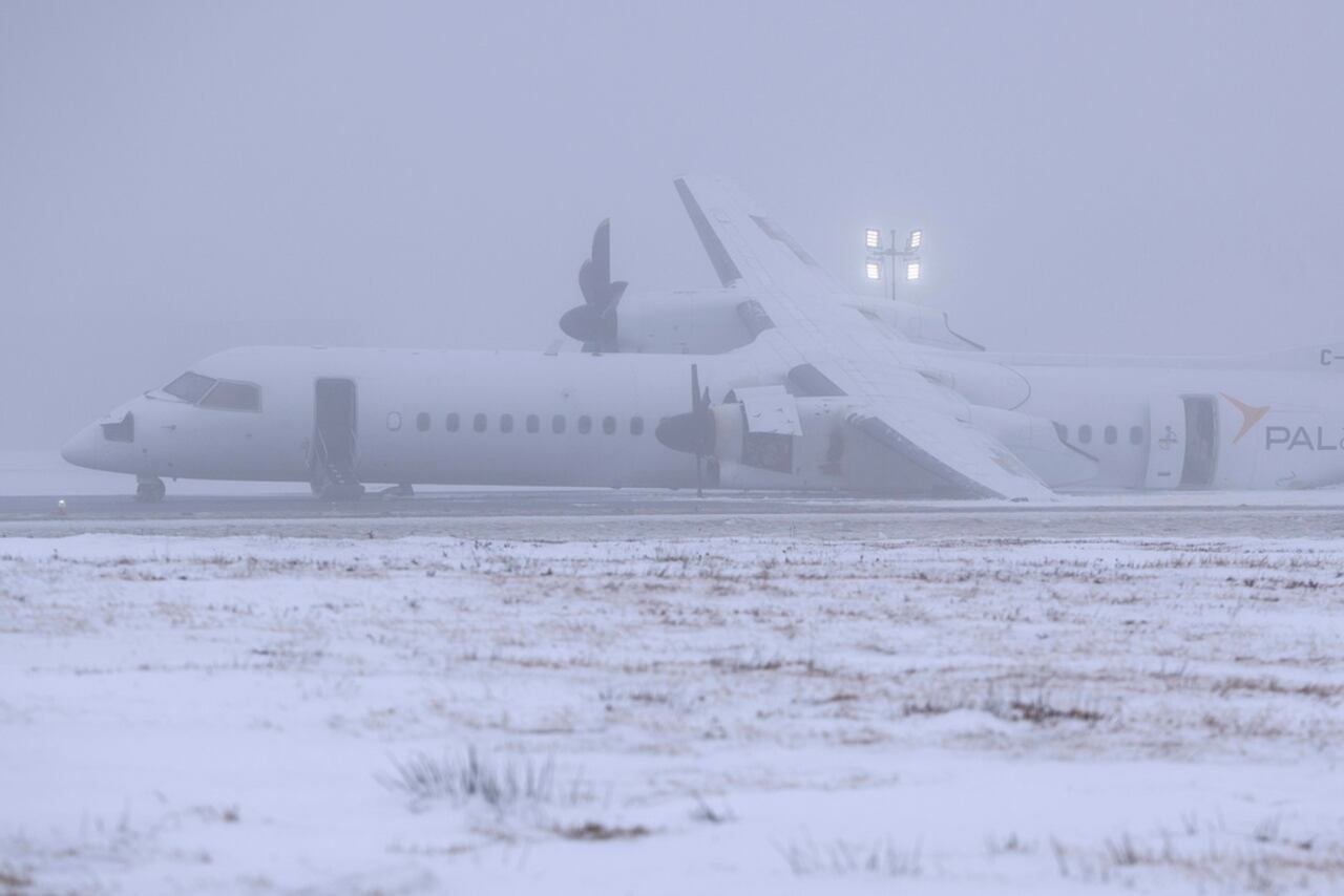 Un vuelo de Air Canada Express operado por Pal Airlines salido de la pista después de incendiarse en el Aeropuerto Internacional Stanfield de Halifax, Canadá, el sábado 28 de diciembre de 2024 en Halifax, Nueva Escocia. (Darren Calabrese/The Canadian Press vía AP)