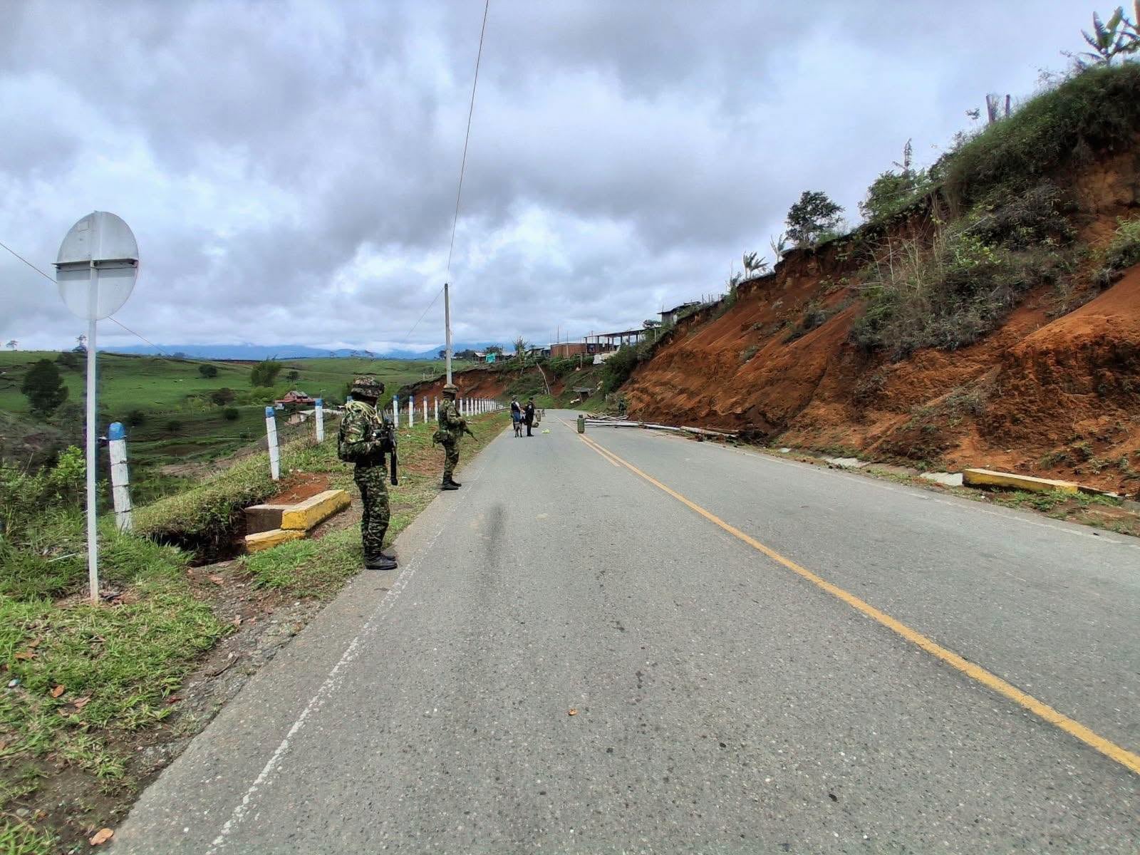 Unidades antiexplosivos de la Policía Nacional llegaron al lugar para evaluar los dispositivos y adelantar el procedimiento de neutralización bajo medidas de seguridad.