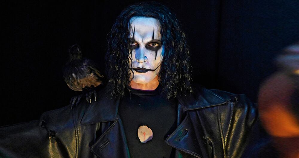 En 1993, una tragedia similar acabó con la vida de Brandon Lee, lo que llevó a la industria a controlar el uso de armas en el set. Nadie entiende cómo en Rust se manejó el asunto a la ligera. 