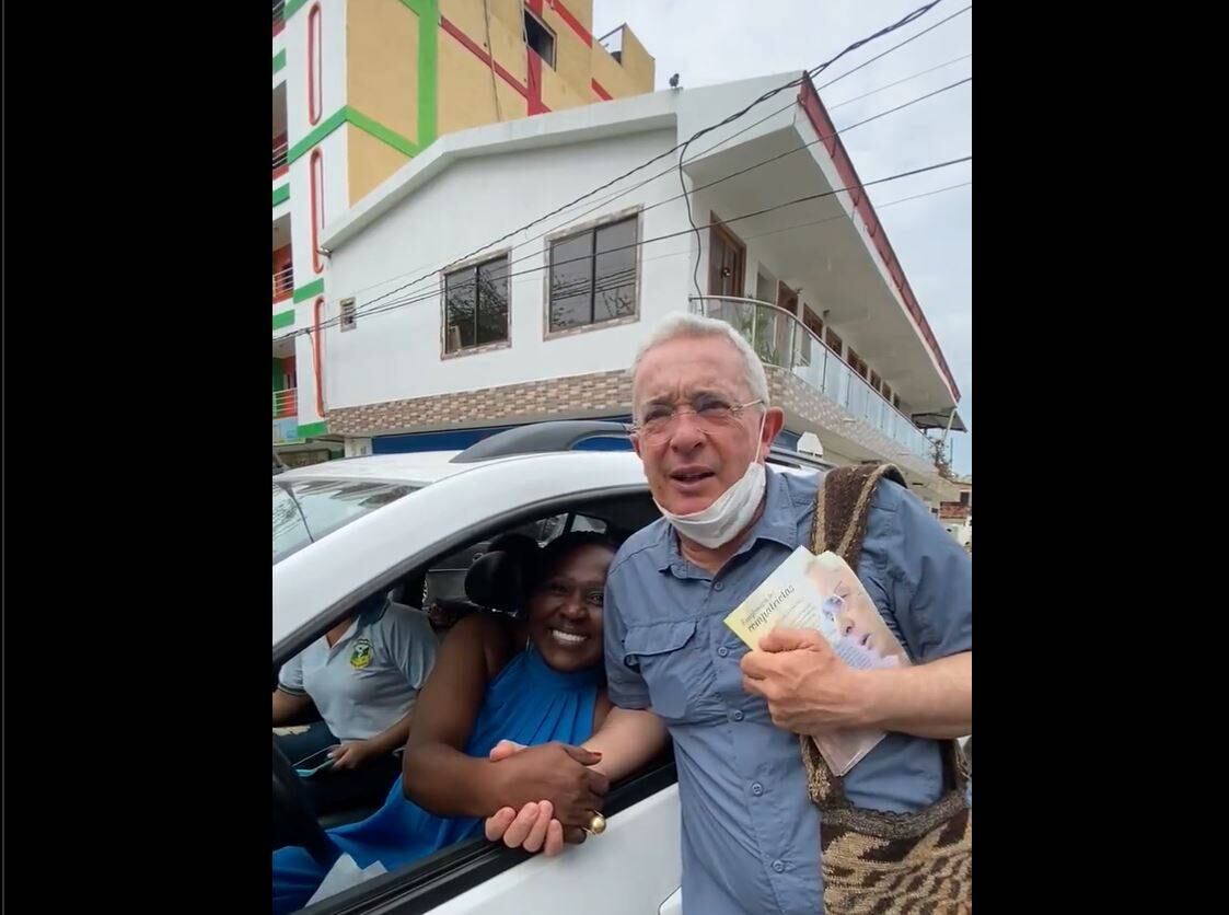 Expresidente Uribe y una docente en Turbo - Antioquia.