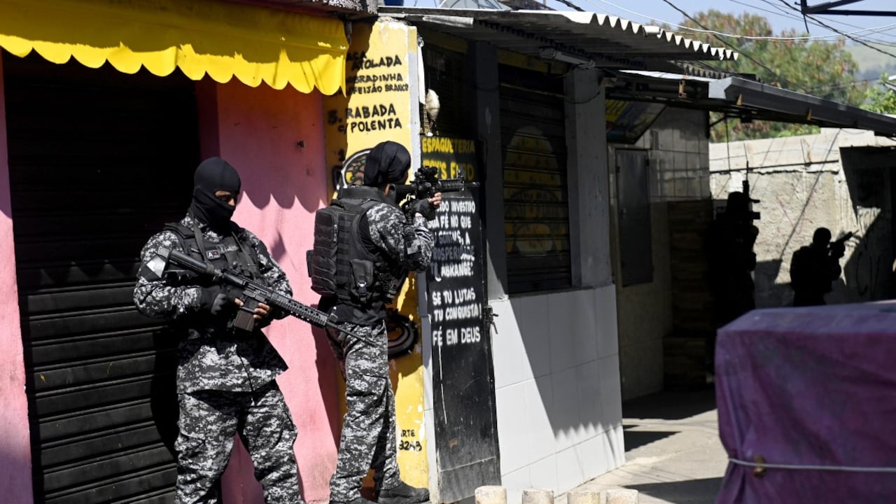 La operación se desencadenó en el marco de una investigación sobre una banda que reclutaba niños y adolescentes para el tráfico de drogas, robos, secuestros y asesinatos, informó la Policía Civil.