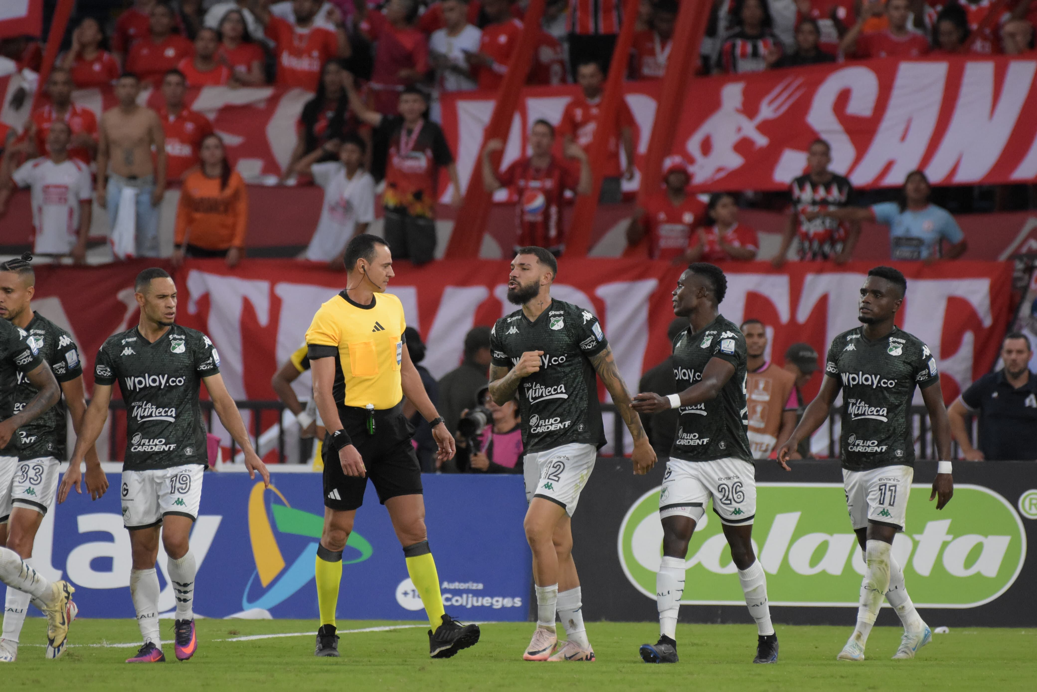 Jugadores del Deportivo Cali celebran el gol marcado por José Caldera en el clásico contra el América de Cali, por la fecha 16 de la Liga.