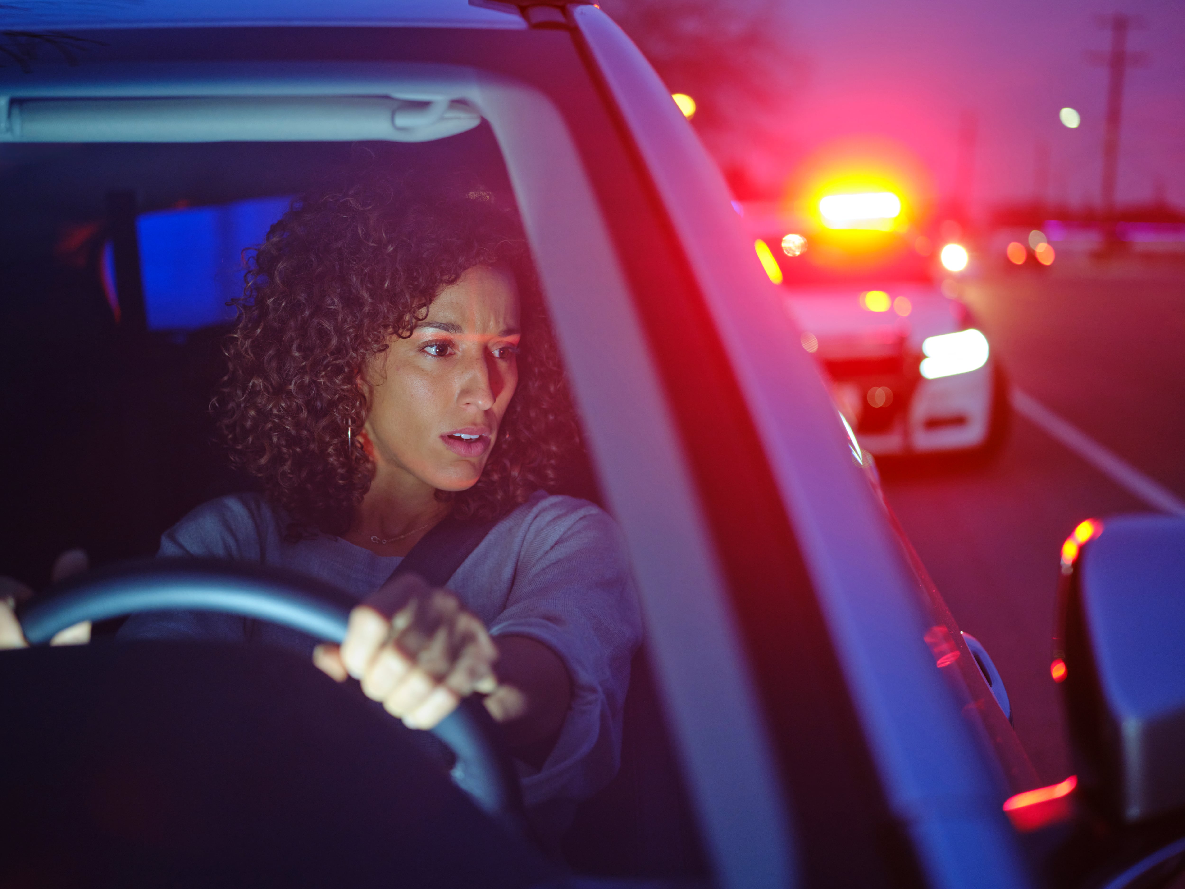 Tocar las luces traseras de un carro puede ser una de las formas en las que los policías buscan protegerse.