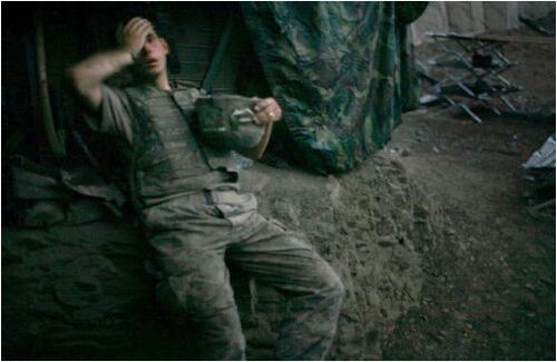 Tim Hetherington, Reino Unido, para Vanity Fair.
Un soldado americano descansa en un búnker en Afganistán, 16 de septiembre. Foto del año.
