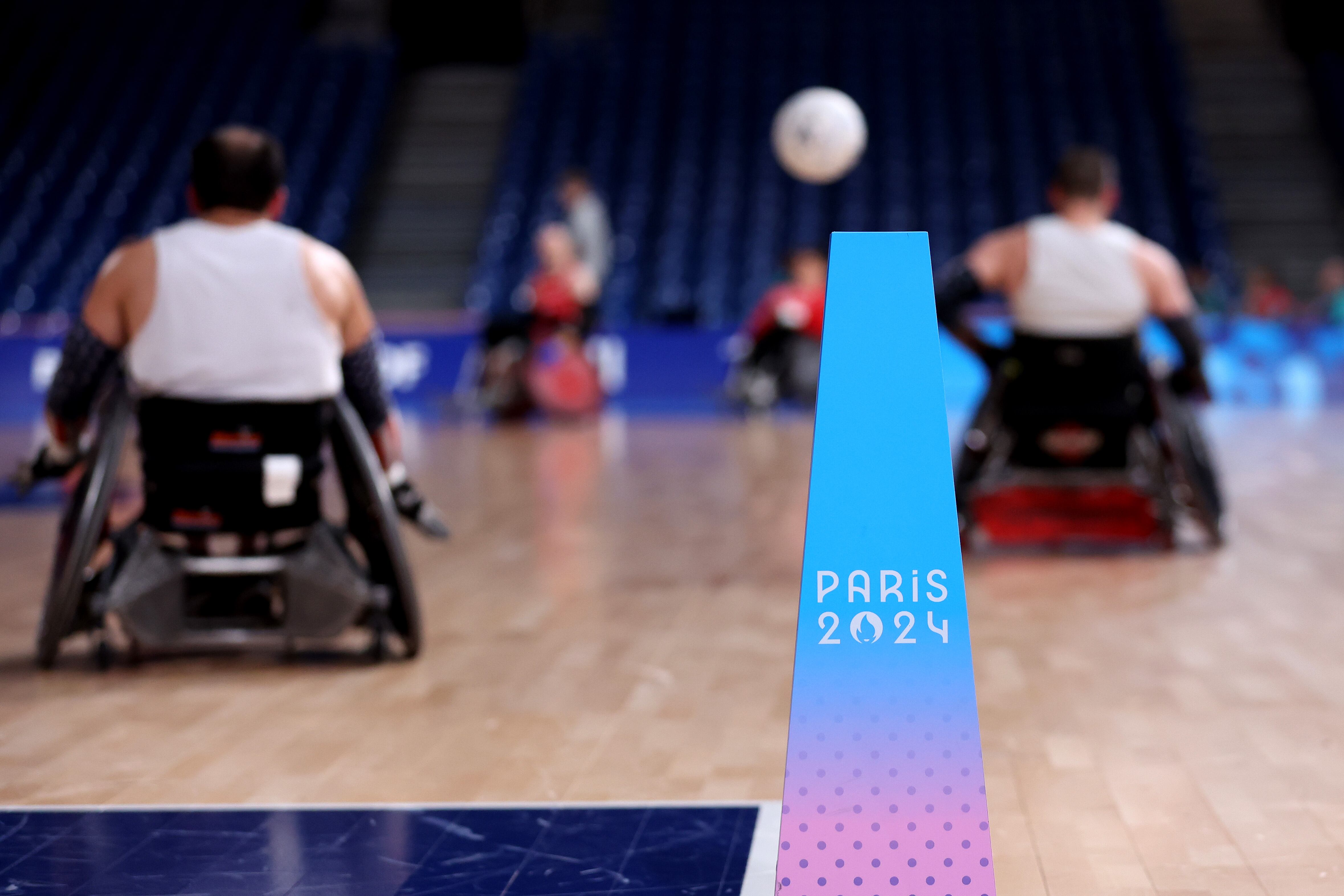 Un poste con el logotipo de París 2024 durante un partido de rugby en silla de ruedas entre el equipo de Estados Unidos y el equipo de Dinamarca antes de los Juegos Paralímpicos de Verano de París 2024 en Champs-de-Mars Arena el 25 de agosto de 2024 en París, Francia.