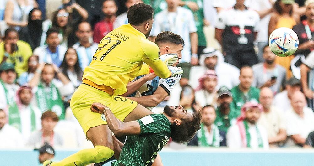 Yasser al Shahrani, defensor de Arabia Saudita, abandonó el Mundial, tras sufrir un fuerte golpe. 