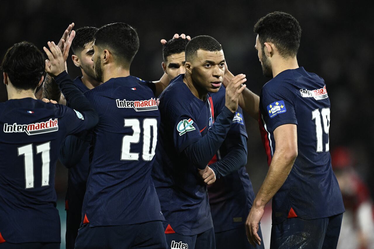 El delantero francés del Paris Saint-Germain #07 Kylian Mbappe (2ndR) y sus compañeros celebran el tercer gol de su equipo durante el partido de fútbol de octavos de final de la Copa de Francia entre Paris Saint-Germain (PSG) y Brest (Stade Brestois 29) en el estadio Parc des Princes de París, el 7 de febrero de 2024. (Foto de JULIEN DE ROSA / AFP)