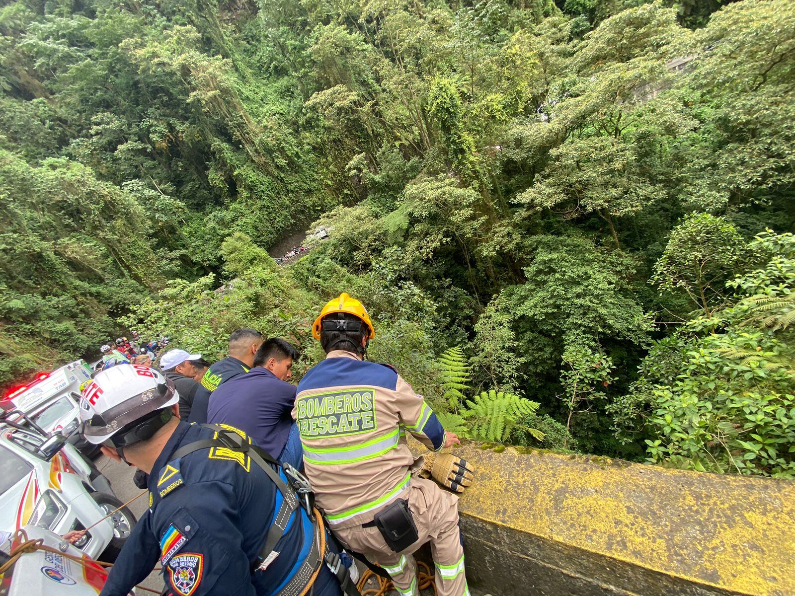 El abismo al que cayó una joven que iba de copiloto en una moto.