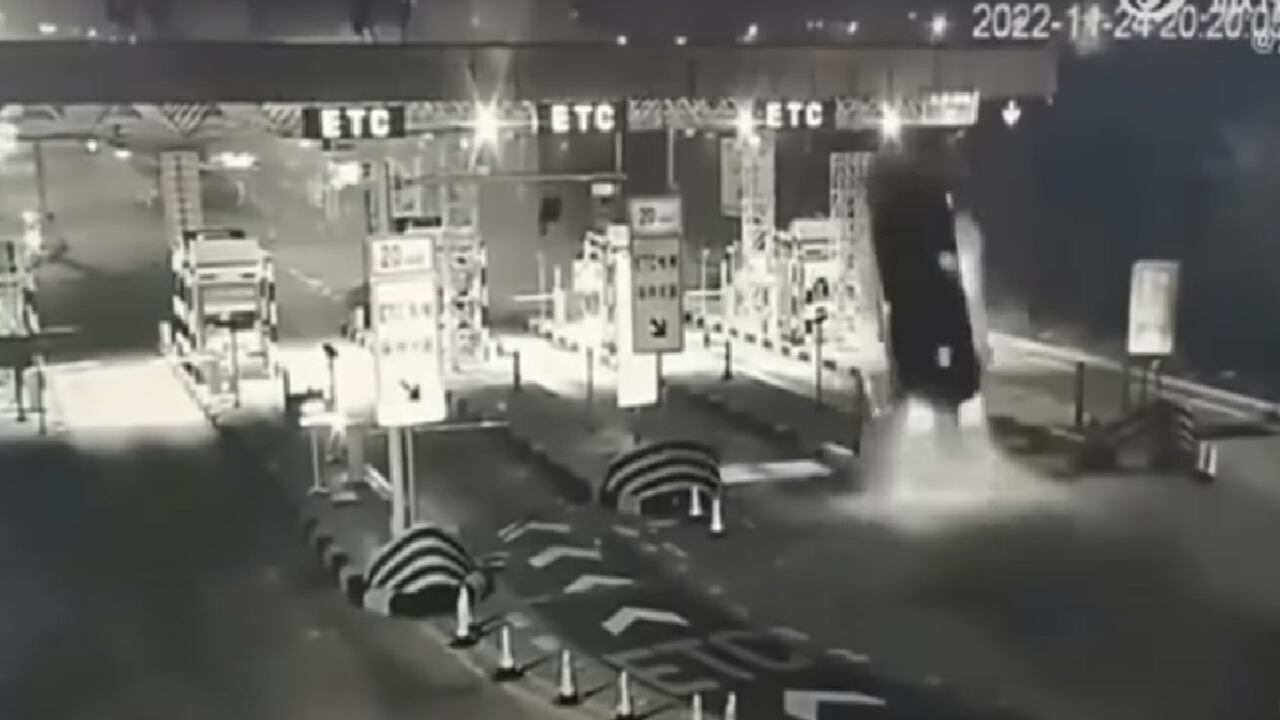 El auto se alcanzó a elevar cerca de 15 metros tras impactar con la barrera lateral.