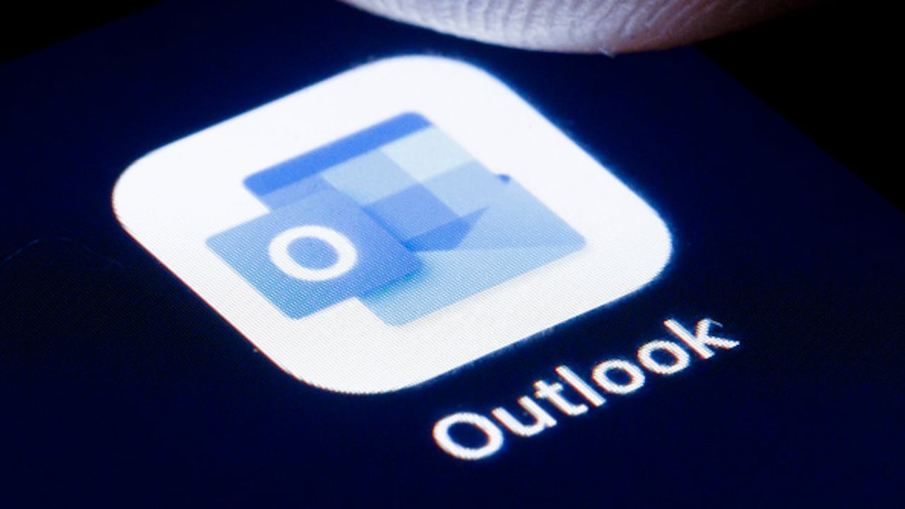 Outlook es un programa informático gestor de correo electrónico desarrollado por Microsoft. Este se encuentra disponible como parte de la suite Microsoft Office y les permite a los usuarios interactuar vía e-mail, enviando todo tipo de archivos.