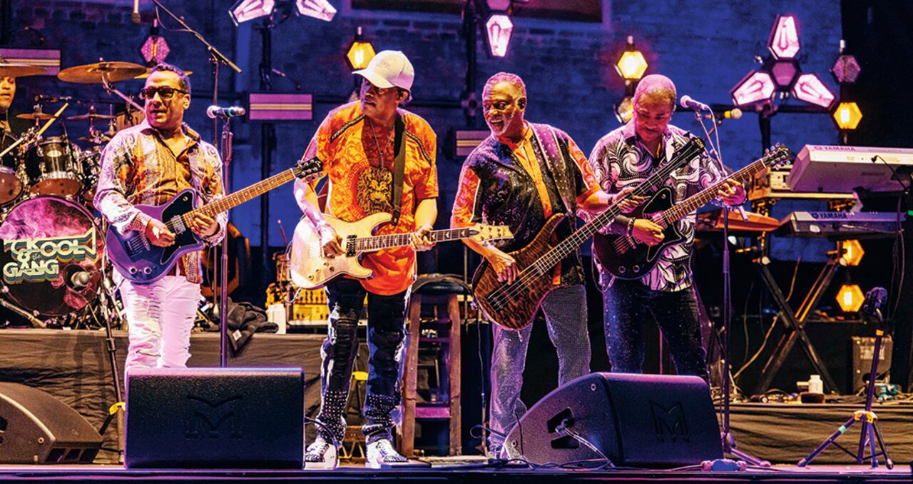 La noche del 15 de mayo promete ser muchas cosas: un viaje a los años setenta y ochenta; una tremenda fiesta marcada por éxitos que aún retumban en la radio y riegan la buena energía. Por un lado, Kool & the Gang, por otro, Village People, que marcaron un hito de la expresión queer cuando pocos lo hacían.