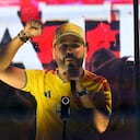 Colombia's presidential candidate Abelardo de la Espriella, of the Salvadores de la Patria movement, speaks to supporters behind bulletproof glass after a quick count of votes in the presidential election at the Ventana al Mundo monument in Barranquilla, Colombia, on May 31, 2026. Colombia's presidential election appeared headed for a runoff between leftist Ivan Cepeda and hard-right Abelardo de la Espriella on May 31, presenting voters with a stark choice between peace talks and a militarized crackdown. (Photo by Rodrigo BUENDIA / AFP)