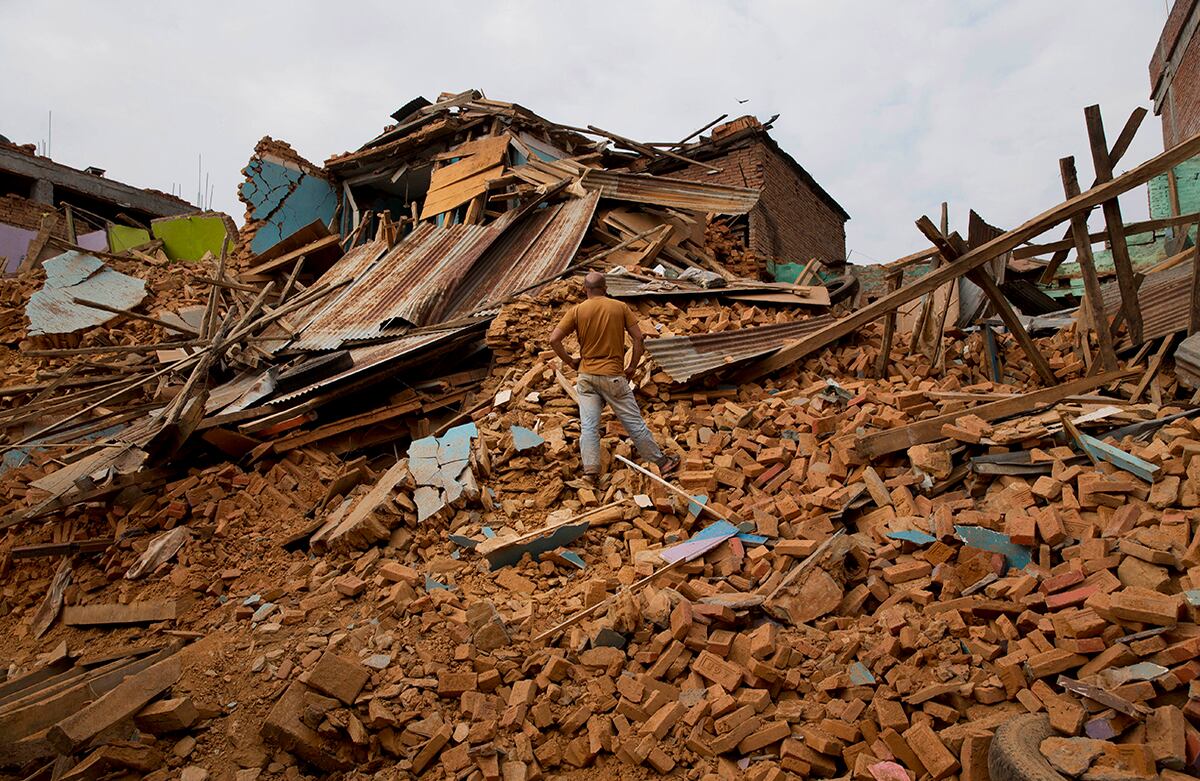 Un hombre inspecciona un área colapsada durante el terremoto del 12 de mayo en Chautara, Nepal. El país apenas comenzaba a reconstruirse tras el sismo de magnitud 7,3 del pasado 25 de abril. (AP/Bernat Amangue)