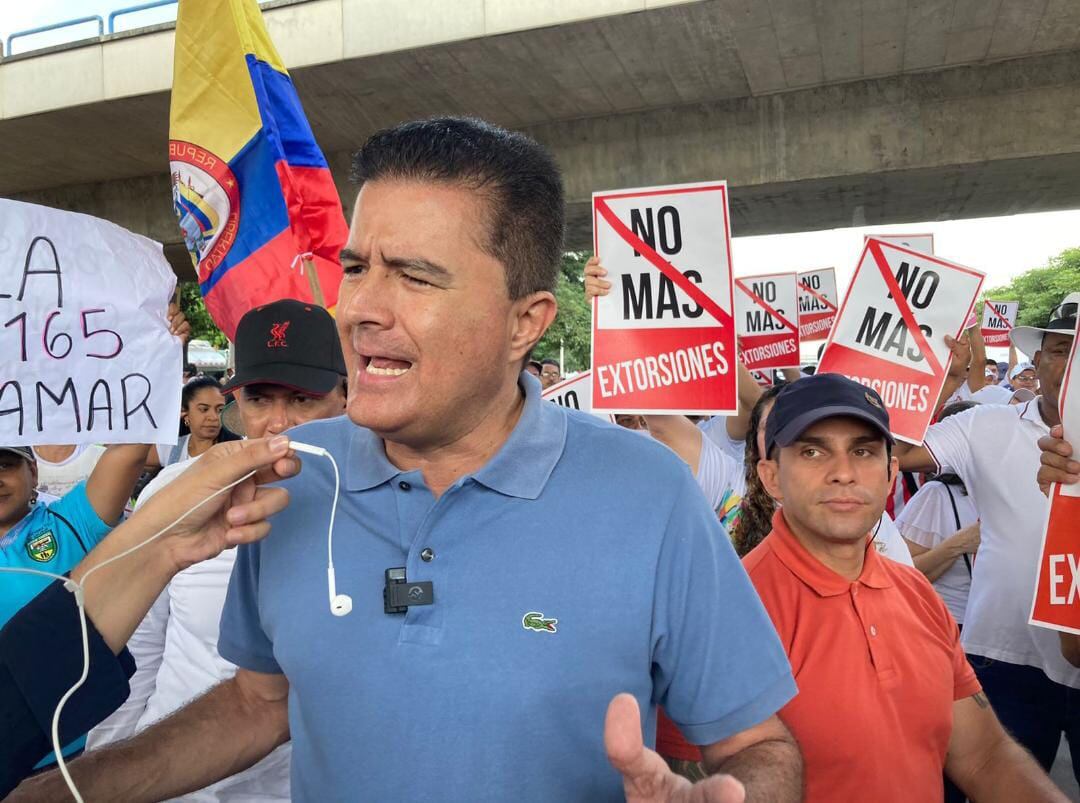 El alcalde de Soledad, Rodolfo Ucrós, llegó a acompañar a los comerciantes que protestan en contra de la extorsión.