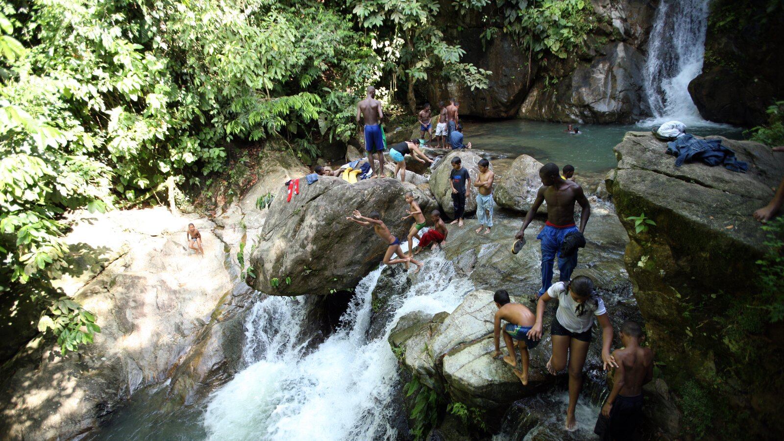 Reunirse con familia y armar un paseo a un río, con almuerzo de por medio, es uno de los planes más tradicionales de Colombia durante los festivos (imagen de referencia).