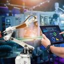 Manos sosteniendo la tableta en la máquina de automatización borrosa como fondo